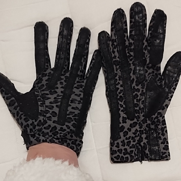 Isotoner Black and Gray Patterned Gloves - Picture 5 of 8